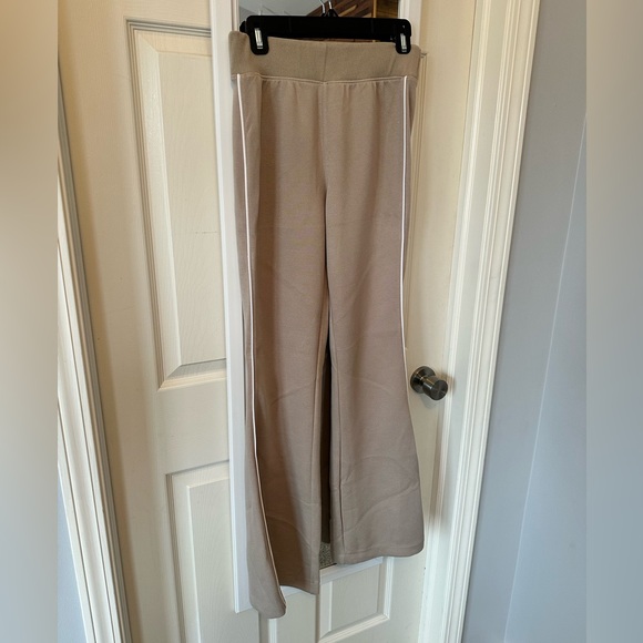GUC🤎SPANX AirEssentials Pique Flare Leg Pants Small Ashwood - Picture 4 of 9